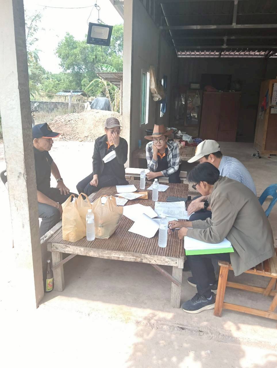 title - วันที่ 17 มีนาคม 2569 นายวิทูล ประดิษฐบุญ ปฏิรูปที่ดินจังหวัดปราจีนบุรี  มอบหมายให้ นายเชวงศักดิ์ อะปะมาตร ผู้อำนวยการกลุ่มงานช่างและแผนที่  นางรักษ์หทัยรัตน์ เมทนีกรชัย หัวหน้าฝ่ายบริหาร และเจ้าหน้าที่ ส.ป.ก.ปราจีนบุรี ลงพื้นที่ตรวจรับงานก่อสร้างถนนสายซอยในแปลงเกษตรกรรม ในเขตปฏิรูปที่ดิน ให้แก่เกษตรกรผู้ไร้ที่ดินทำกิน